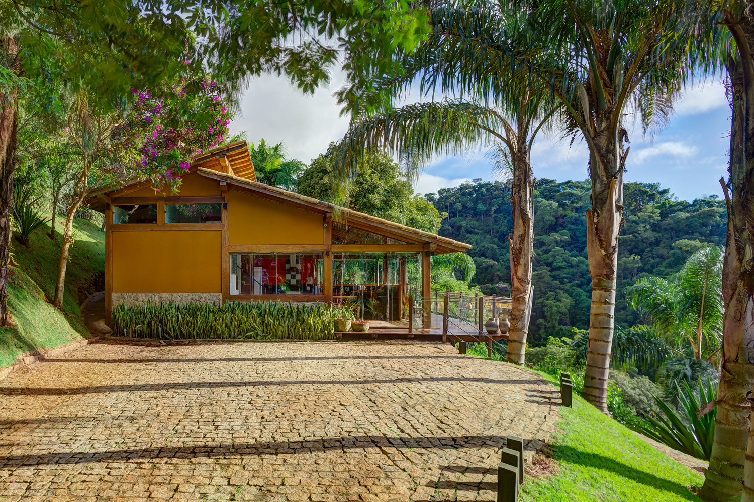 Casa principal, lado derecho del terreno.